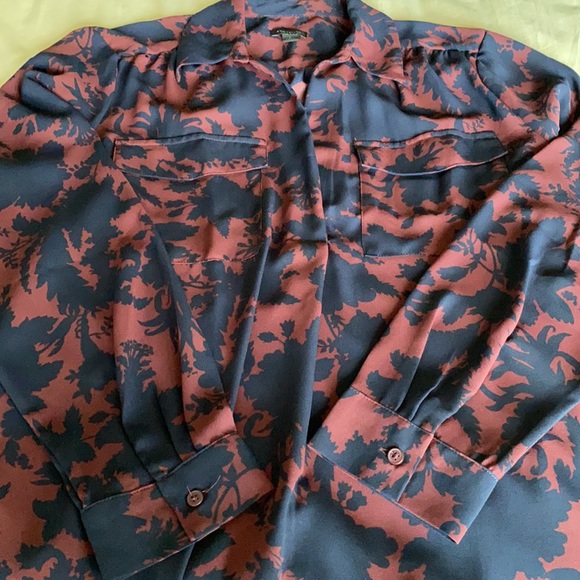 Ann Taylor blouse. - Picture 6 of 7